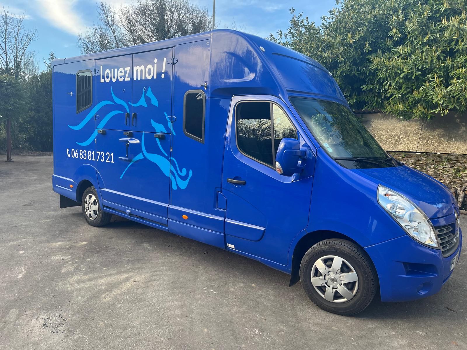Camion Bleu vu de côté gauche, logo de cheval bleu, texte : Louez-moi!, numéro de téléphone : 06 83 81 73 21