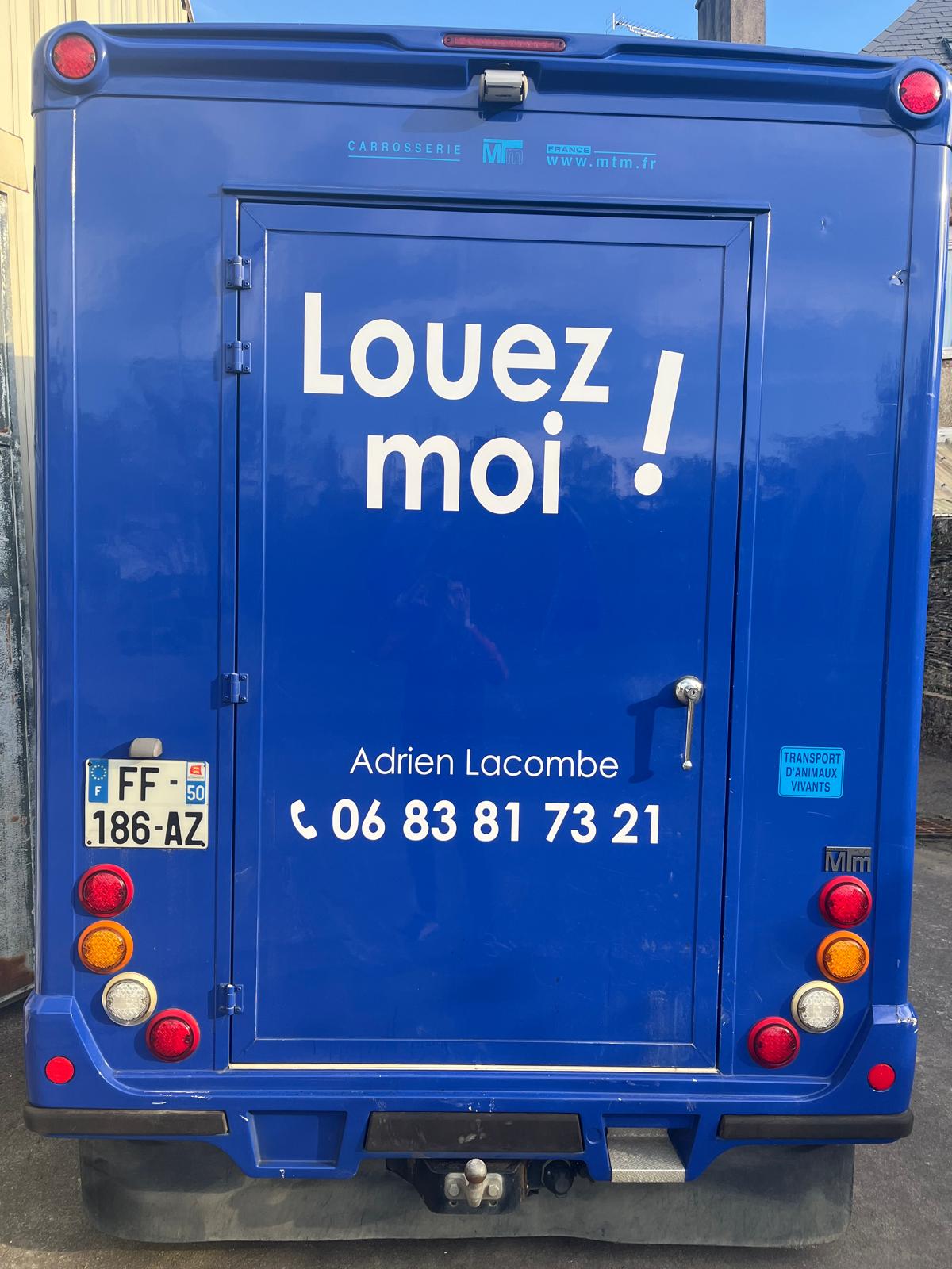 Camion Bleu vu de derrière, texte : Louez-moi!, numéro de téléphone : 06 83 81 73 21, Nom : Adrien Lacombe