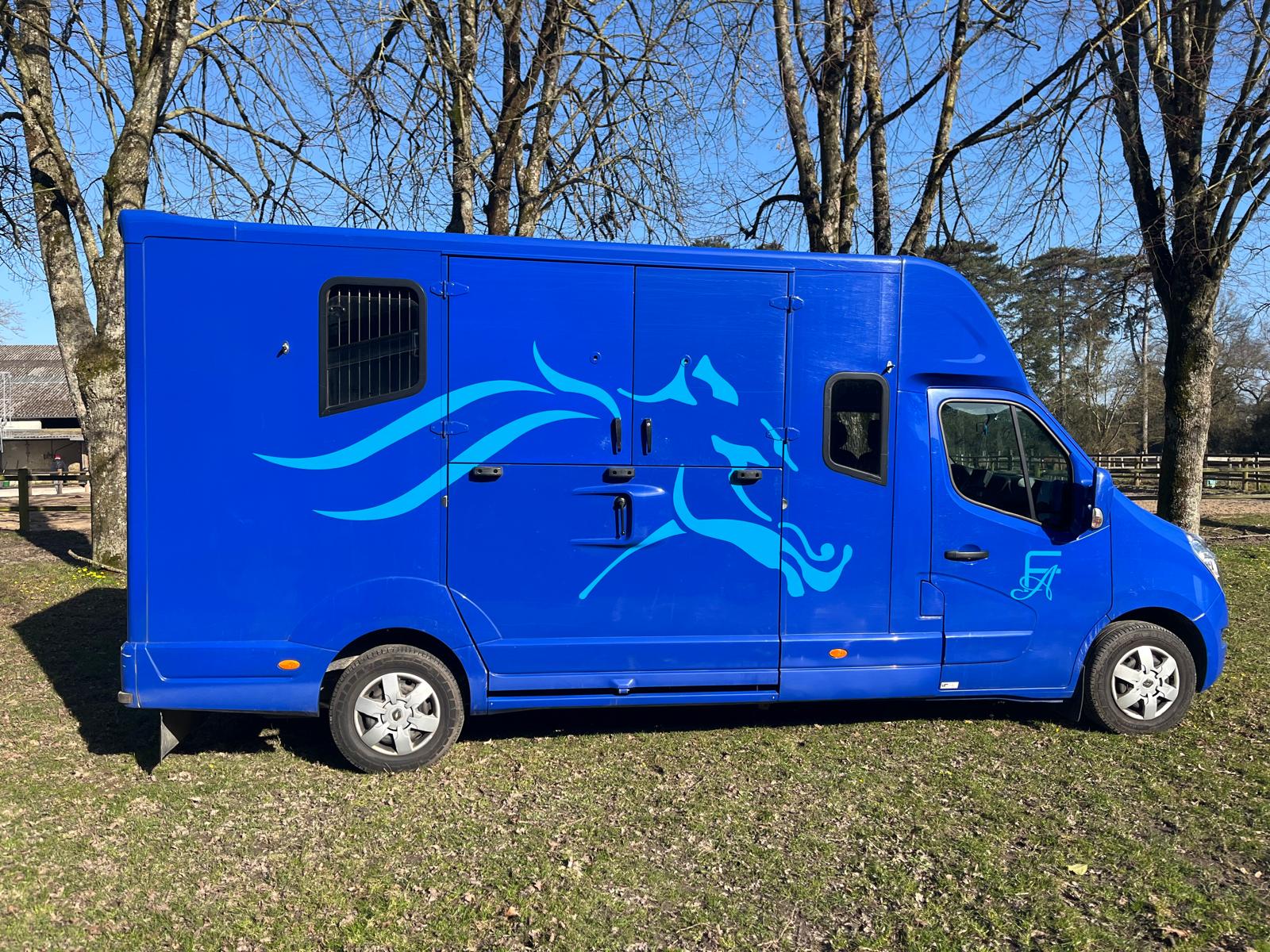 Camion Bleu vu de côté droit
