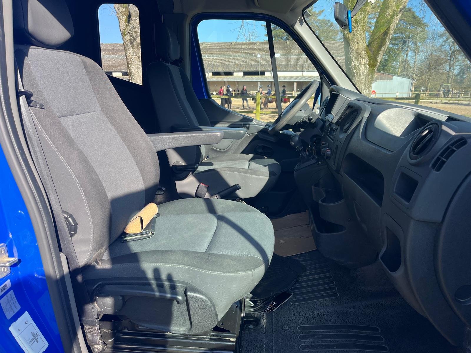 Camion Bleu, vu de l'intérieur, les 2 sièges de devant