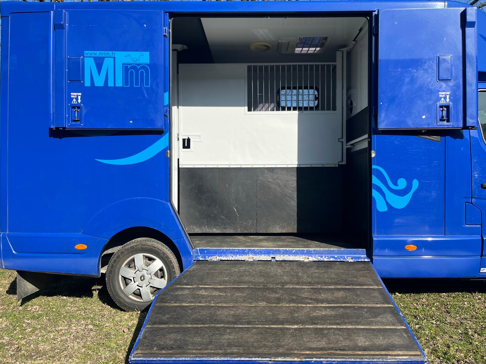 Camion Bleu porte ouverte et rampe d'accès pour les chevaux