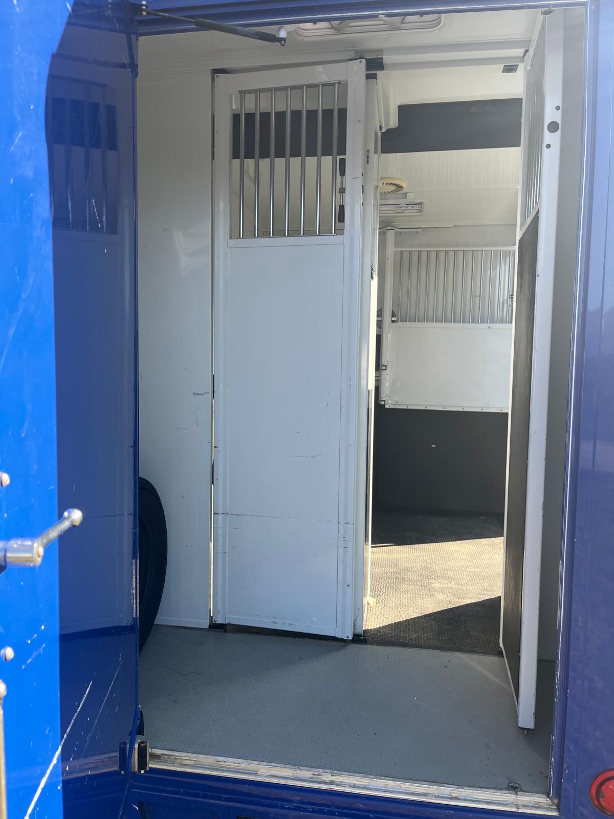 Camion Bleu porte de derrière ouverte