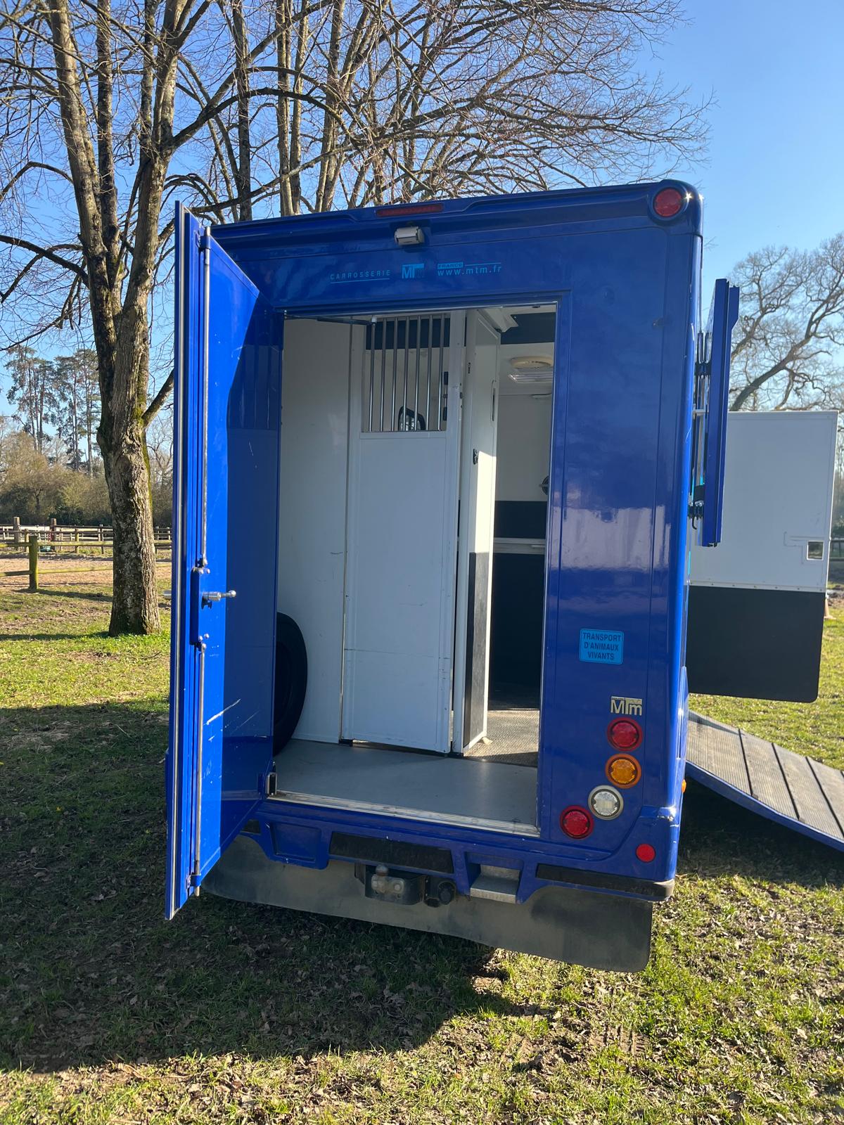 Camion Bleu porte de derrière ouverte, vue éloignée